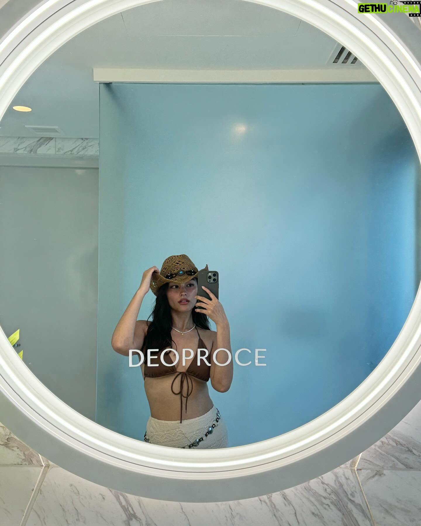 Liza Soberano Instagram - Sun-kissed, never sunburnt βοΈ Just got back from a dreamy Palawan vacation with my besties, all thanks to Deoproce! The UV Defence line was a lifesaver, keeping us protected all throughout the trip! Available in all Watsons, SM Beauty stores nationwide! π#Deoproce, #SuncareBeyondCompare