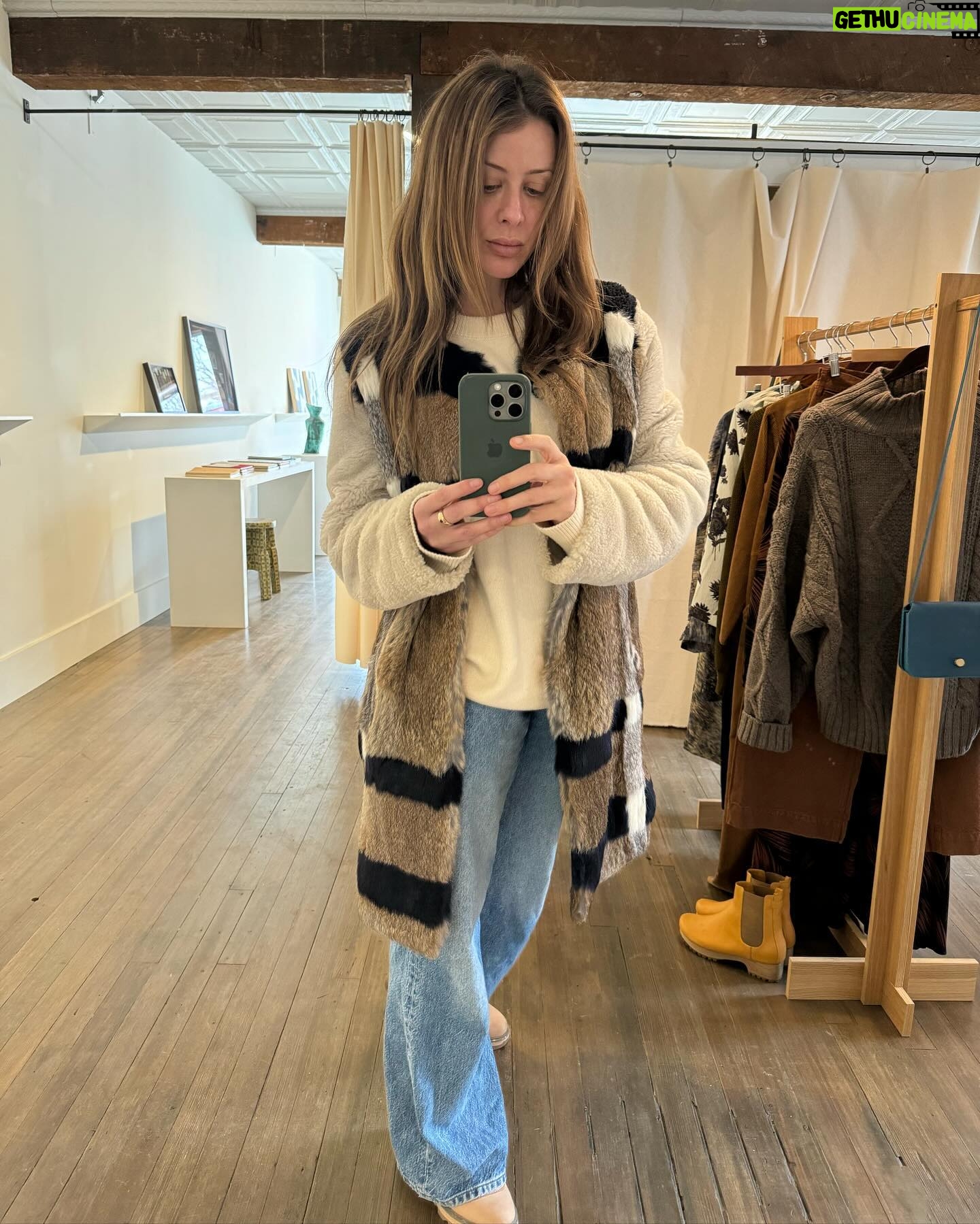 Lo Bosworth Instagram - 🫶🏼 get dressed w me February 🫶🏼