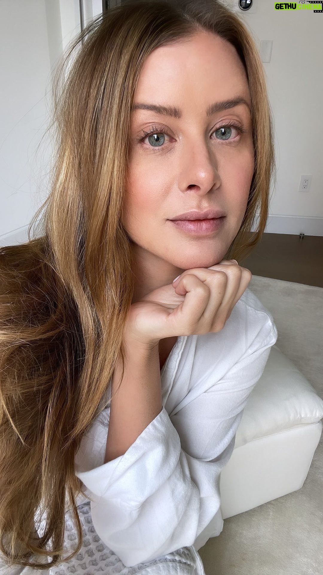 Lo Bosworth Instagram - Happy International Women’s Day! 💐 Thank you for being a part of our community 🫶 We are committed to continue having conversations about women’s health - gut health, vaginal health, hormone health, and more. ❤️
