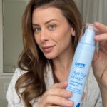 Lo Bosworth Instagram – Our founder @lobosworth is here to show you our Bye Bye Bloat Detoxifying Body Oil – now you can practice self care at home without day spa prices!

💙 Our lightweight, dermatologist tested formula applies smoothly and absorbs easily.
💙 The light peppermint scented formula massages across skin, by hand or with the BBB tool, to support lymphatic flow (depuffing skin) without friction or mess.