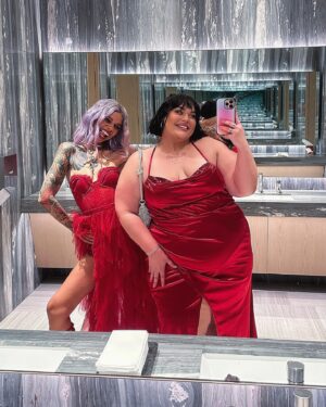 Loey Lane Instagram - It was so nice of the Streamys to roll out the red carpet just so I could debut my new hair era 🥰 Thanks for having me @streamys ❤️ AND thanks to my bestie @snitchery for being the best and hottest and most fun date a girl could ask for ✨
