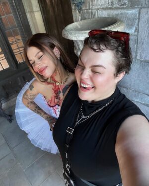 Loey Lane Instagram - THE PIXIE CUT’S FIRST GETTY BABYYY!!! 🤭 And also my first ever wearing like… no makeup??? (mascara and lip gloss but you know) Thanks to @abigailthemovie & @universalpictures for the girl dinner last night (and bestie @snitchery for bringing me hehe) 🍽️🩸 #plussize #plussizefashion #pixiecut