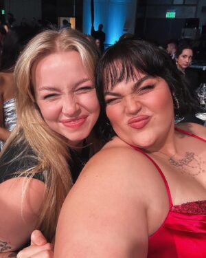 Loey Lane Instagram - It was so nice of the Streamys to roll out the red carpet just so I could debut my new hair era 🥰 Thanks for having me @streamys ❤️ AND thanks to my bestie @snitchery for being the best and hottest and most fun date a girl could ask for ✨