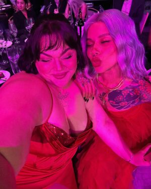 Loey Lane Instagram - It was so nice of the Streamys to roll out the red carpet just so I could debut my new hair era 🥰 Thanks for having me @streamys ❤️ AND thanks to my bestie @snitchery for being the best and hottest and most fun date a girl could ask for ✨