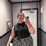 Loey Lane Instagram - THE PIXIE CUT’S FIRST GETTY BABYYY!!! 🤭 And also my first ever wearing like… no makeup??? (mascara and lip gloss but you know) Thanks to @abigailthemovie & @universalpictures for the girl dinner last night (and bestie @snitchery for bringing me hehe) 🍽️🩸 #plussize #plussizefashion #pixiecut