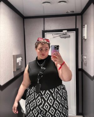 Loey Lane Instagram - THE PIXIE CUT’S FIRST GETTY BABYYY!!! 🤭 And also my first ever wearing like… no makeup??? (mascara and lip gloss but you know) Thanks to @abigailthemovie & @universalpictures for the girl dinner last night (and bestie @snitchery for bringing me hehe) 🍽️🩸 #plussize #plussizefashion #pixiecut