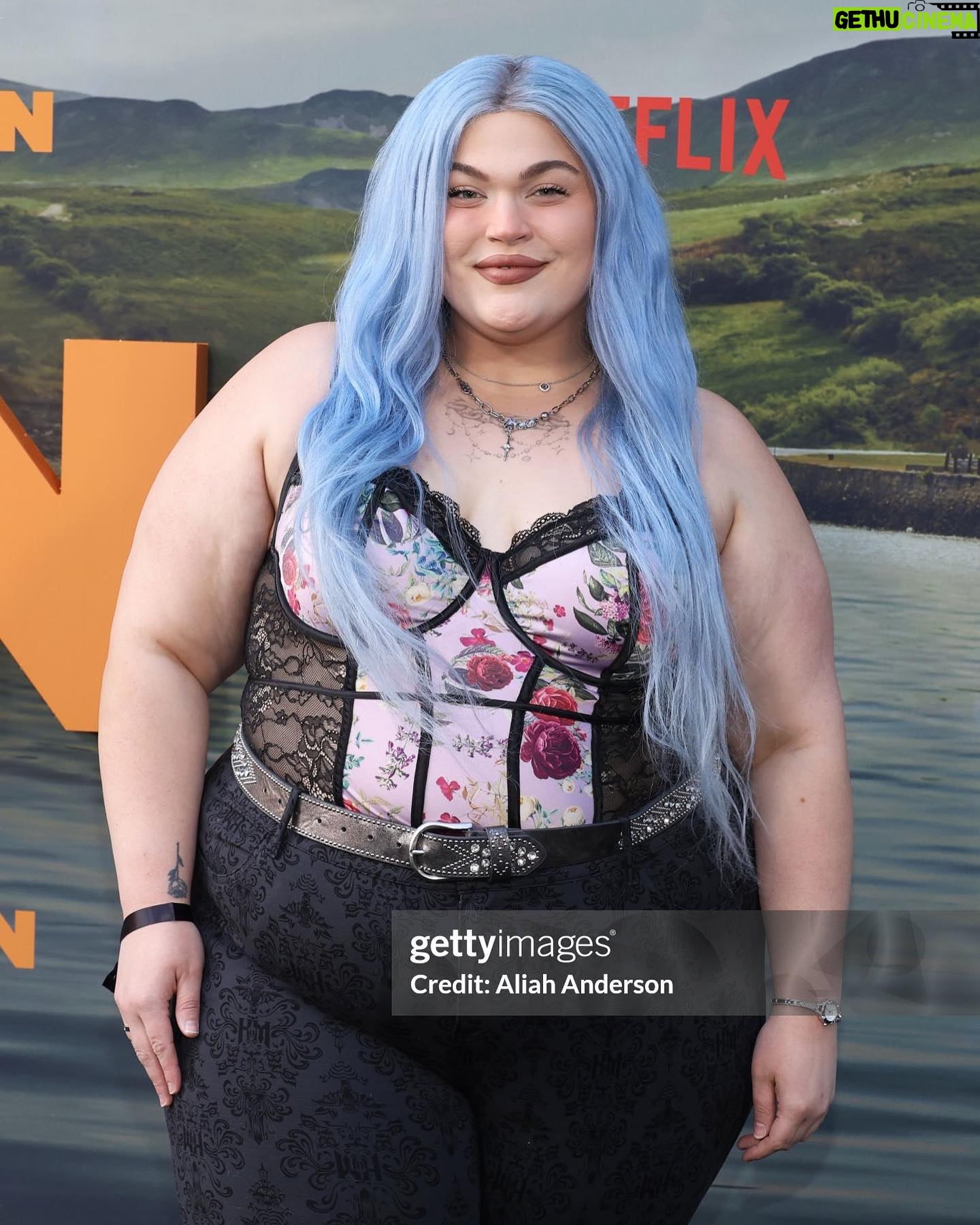 Loey Lane Instagram - Bodkin WORLD PREMIERE baby!!! What a show! A true crime podcast trio that uncovers a deeper mystery hidden in a quiet town in Ireland? You know I can’t wait to watch the rest (on @netflix May 9th heheheheh) thank you thank you for having me 🦋 Top: @torrid Pants: @hottopic Belt & boots: @torrid