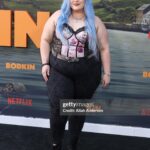 Loey Lane Instagram - Bodkin WORLD PREMIERE baby!!! What a show! A true crime podcast trio that uncovers a deeper mystery hidden in a quiet town in Ireland? You know I can’t wait to watch the rest (on @netflix May 9th heheheheh) thank you thank you for having me 🦋 Top: @torrid Pants: @hottopic Belt & boots: @torrid