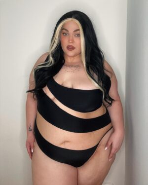 Loey Lane Instagram - I love that we all collectively agreed that this was *the* swimsuit from yesterday’s haul video 🖤 Will it stand up to water? Maybe not!!! Will it give me really weird tan lines? Probably! Do I really care when I look this good? No… no I don’t 💁🏻‍♀️ #plussize #plussizeedition #bikini