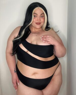 Loey Lane Instagram - I love that we all collectively agreed that this was *the* swimsuit from yesterday’s haul video 🖤 Will it stand up to water? Maybe not!!! Will it give me really weird tan lines? Probably! Do I really care when I look this good? No… no I don’t 💁🏻‍♀️ #plussize #plussizeedition #bikini