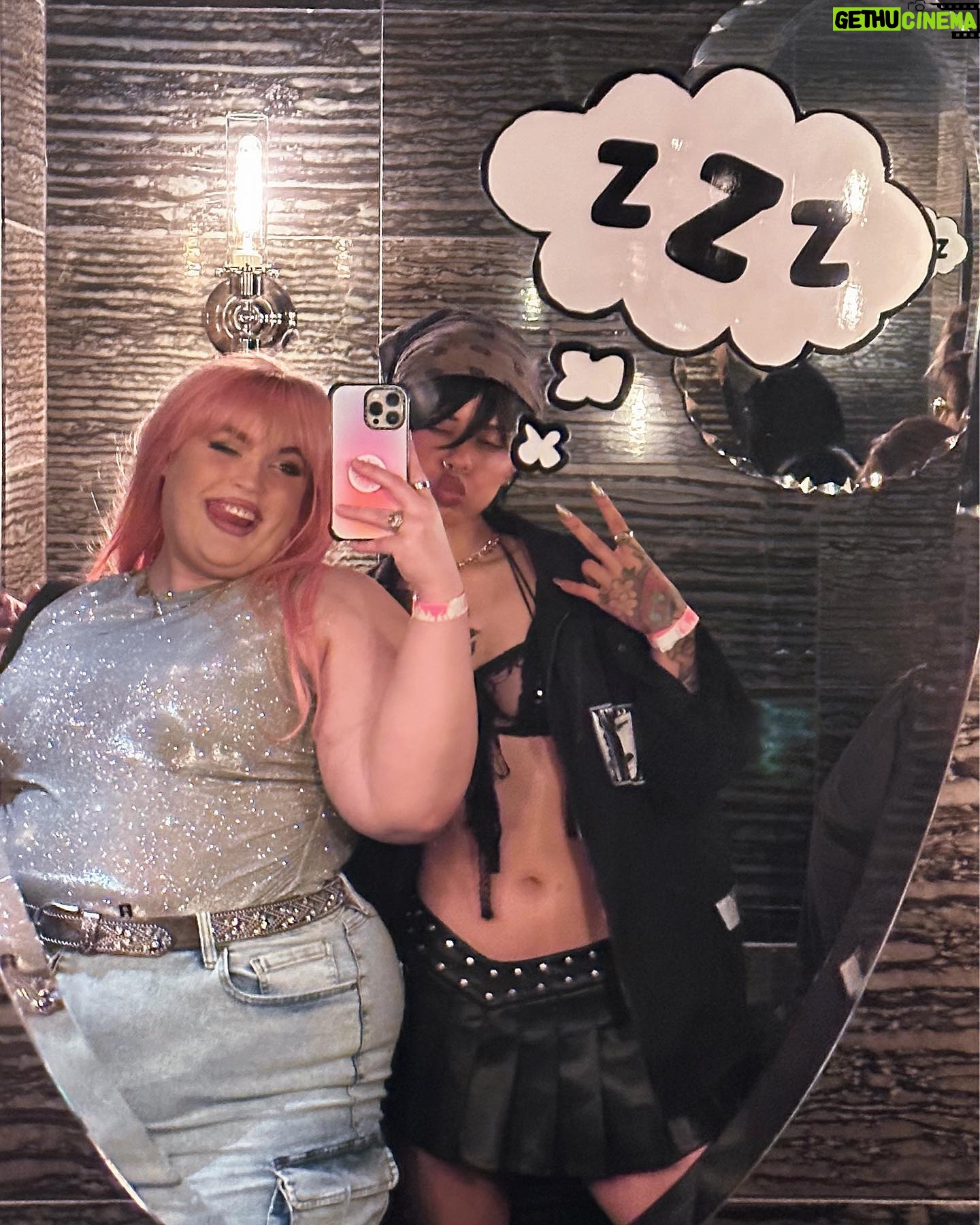 Loey Lane Instagram - I can still make the whole place shimmerrrr ✨ Thank u @emonite 🖤