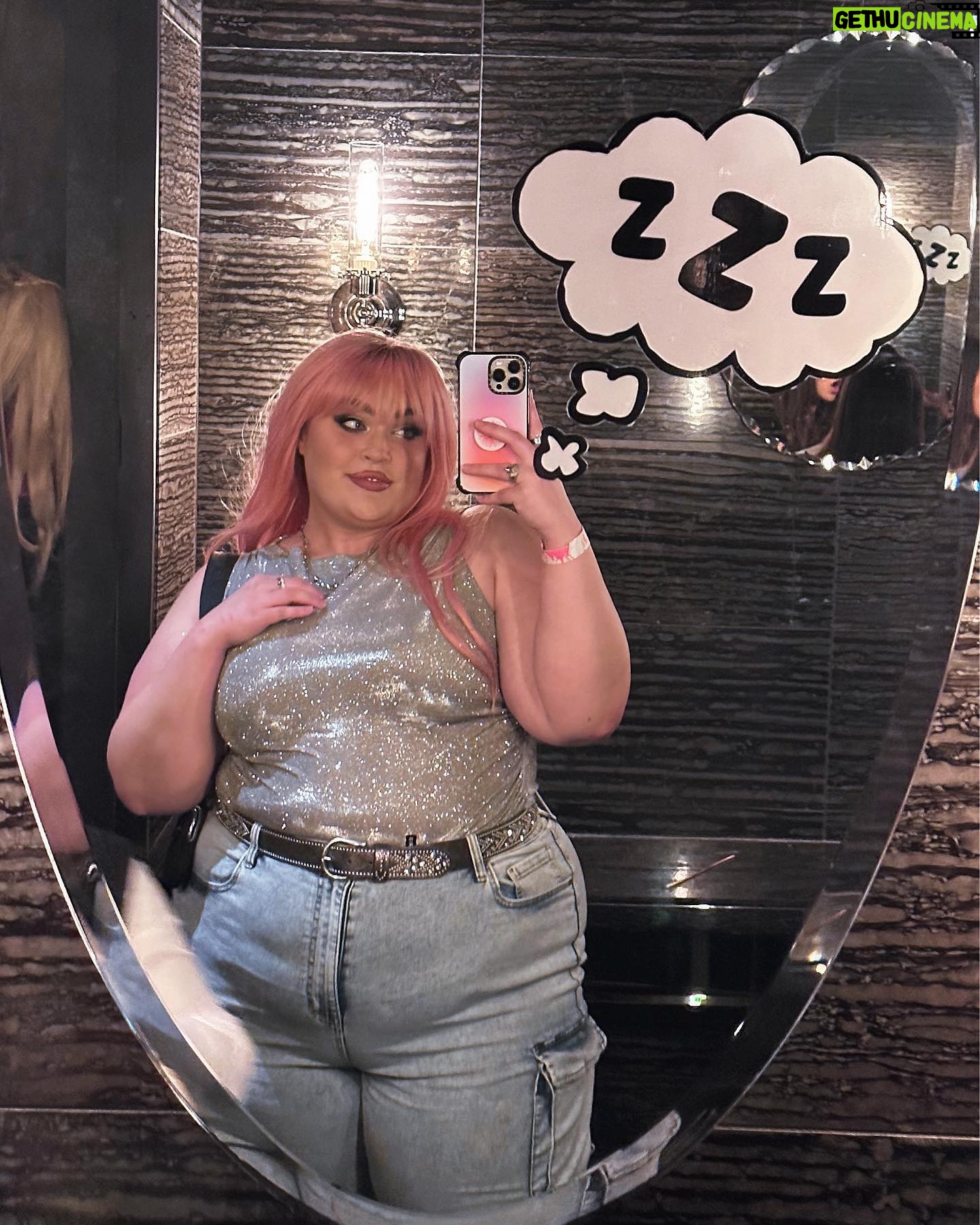 Loey Lane Instagram - I can still make the whole place shimmerrrr ✨ Thank u @emonite 🖤