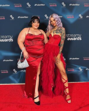 Loey Lane Instagram - It was so nice of the Streamys to roll out the red carpet just so I could debut my new hair era 🥰 Thanks for having me @streamys ❤️ AND thanks to my bestie @snitchery for being the best and hottest and most fun date a girl could ask for ✨