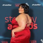 Loey Lane Instagram - It was so nice of the Streamys to roll out the red carpet just so I could debut my new hair era 🥰 Thanks for having me @streamys ❤️ AND thanks to my bestie @snitchery for being the best and hottest and most fun date a girl could ask for ✨