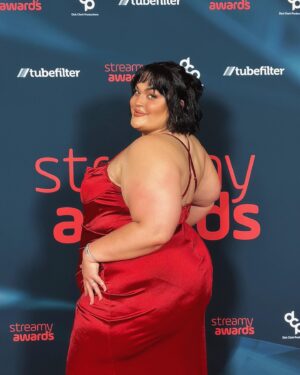 Loey Lane Instagram - It was so nice of the Streamys to roll out the red carpet just so I could debut my new hair era 🥰 Thanks for having me @streamys ❤️ AND thanks to my bestie @snitchery for being the best and hottest and most fun date a girl could ask for ✨