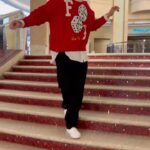 Logan Henderson Instagram – @loganhenderson having his JOKER moment on the steps of the @dolbytheatre 🃏

#iHeartAwards2023 #CantGetEnoughTour