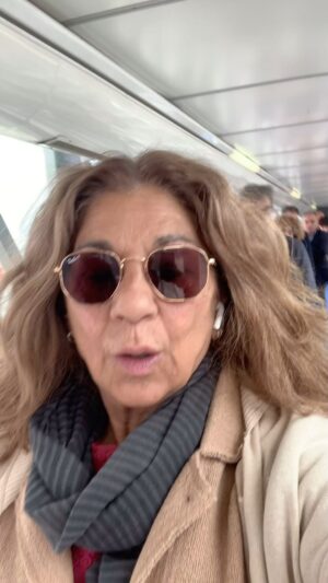 Lolita Instagram - No sé escucha bien porque como había más gente pues en fin , sólo daros las gracias por la audiencia del viernes @tucaramesuena y por los teatros llenos y esos aplausos llenos de cariño en Poncia , es decir gracias gracias , y que sólo me falta coger moto y barco pero todo se andará besos