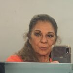 Lolita Instagram – Esta soy yo sin chapa pero con pintura para poncia , me siento bien , feliz con Poncia , y viviendo , echo de menos a mis hijos @elenafuriase  @guillefuri  a mis nietos y a mi hermana @rosarioficial y todo lo que viene de ella , a Carmen ,a mis amigos , pero Poncia  y el universo me está dando tanto ,dios me da tanto , la vida me está dando tanto , que solo  puedo  agradecer , mañana descanso , nos vemos en león el día 31 y en Salamanca  y en Miranda de Ebro y en benavente , mucho viaje mucha cama distinta , pero feliz , tengo un camino delante lleno de flores pa no perderme gracias Cataluña por tanto y tan grande , ahora a otros lugares , llevando mi Poncia a cuestas y la verdad no pesa , no pesa nada , solo el no poder ver a los míos , la frase está hecha , esta Lolita ? No lolita no está , está con poncia , esta semana pondré fotos de mi periplo por España camas teatros camerinos ect buenas noches hoy era mi dia mañana viajo pero no trabajo , @zapardielarbas @muchoartemanagement @cimarroj @luisluquecabrera @pentacionespectaculos hasta el 31 en león , familia os echo de menos , y mi cama mi nevera ect….. pero sarna con gusto no pica ….. mi casa si la echo de menos pa caricias las mias las de mi gente las otras bueno ….. jajaha
