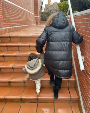 Lolita Instagram - Son de esos días que me lleno de energía de mi #nala de mi hija @elenafuriase y de mi yerno @gonzalos.g que hoy además ha perdido a su abuela Mila , una mujer única , desde aquí vaya todo mi amor a mi consuegra @sonsoles_mg @javiermartingarea y @susana_martingarea y a lo hermanos de mi yerno @mielsierra y @nachosiierrra al fin y al cabo mi familia , pero me he quedado con las ganas de ver a mi nieto #noah estaba en el cole y yo hoy tengo compromisos que no puedo eludir , pero sabe que es el amor de mi vida , Mila te recordaré siempre un beso a todos de parte de esta familia mia que también es la vuestra