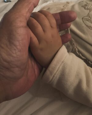 Lolita Instagram - Un domingo de los que me dan fuerza con mis hijos @elenafuriase  @guillefuri @gonzalos.g mi familia mis nietos esta es la mano de mi nieta #nala ,mi #noah estaba jugando en el salón , ya me han dado fuerza suficiente y energía para este mes de mayo que empieza ya ,nos vemos en Santander y Palma de Mallorca con #poncia y a mis amigos que hacía tiempo que no veía @enriquetorresoficial #betinavega y mi Carmen, mi familia