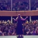 Lolita Instagram - El antes y el después , en el @teatrocirco_ab Gracias de corazón no puedo estar más agradecida por el aplauso y la energía tan bonita gracias Ricardo y al @aytoalbacete gracias gracias gracias @luisluquecabrera @cimarroj @pentacionespectaculos @zapardielarbas @christianmolca #nicolassanchez @pilarcontrerasgarrido @muchoartemanagement