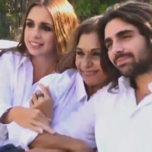 Lolita Instagram - Feliz día de san Valentín a mis amores , @elenafuriase @guillefuri sois el amor de vida , Los dos mi motor y mi luz mi pasión y mi consuelo gracias a Dios por hacerme la madre y abuela más feliz , y por mis nietos ,mis niños #noah y #nala  os amo feliz día