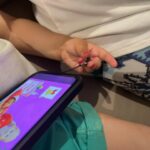 Lolita Instagram – Mi hija se entretiene pintándole las uñas a su hija y yo que  no paro  de viajar veo esta foto y me muero porque mi nieta de gitana no tiene nada ….menos esas manos que son  mías de mi madre de mi hermana de mi hija , esas manitas que beso cuando las tengo conmigo sin parar mi nieto se hace mayor 5 años que deprisa pasa el tiempo , yo también me hago mayor un poquito más jajsha , y siento una enorme alegría y al mismo tiempo siento que me pierdo cosas de ellos , como me las he perdido de mis hijos , por mi trabajo , pero gracias a él he podido darles una educación , he cometido muchos errores , pero no habré sido tan mala cuando  el universo me ha regalado esas manos la de ella nala y las de mi nieto noah , creo que soy he sido y seré una buena madre y abuela , mi profesión a veces me aleja de los que quiero pero mi corazón está con vosotros y se me llenan Los ojos de lágrimas me emociona la foto , y Palma de Mallorca , donde tengo recuerdos buenísimos y pérdidas familiares , donde esa foto de tus manos nala espero que me levanten cuando ya sea muy vieja y me ayuden a sostenerme  en pie , de momento os queda madre y abuela para rato , lo siento @elenafuriase @gonzalos.g pero poner la foto y escribir de esas manos es más fuerte que yo os quiero