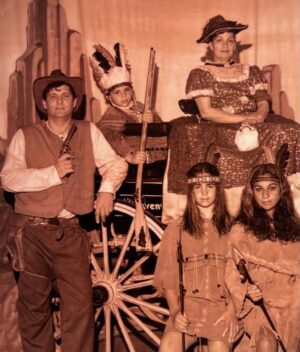 Lolita Instagram - Ay @eduardo_lago_durango lloro de vernos en Port aventura y en cuba que juventud la nuestra la de mis hijos , sabes que te quiero a ti y a tu familia besos la vida hay señor la vida @eduardo_lago_durango @elenafuriase @guillermofuriasse