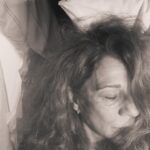 Lolita Instagram – Sevilla tiene un color especial .,, y tan especial , llueve , hay aire , y comida gracias a dios y cena con amigos , mañana hago poncia en arahal , y el día 11 en Figueras , mi cuerpo a veces se resiente de tanto viaje , pero me acuesto en camas diferentes , con mi almohada mi fiel compañera de viaje , pero cuando salgo al escenario no hay dolor hay paz texto y universo , hay genes , hay lo que hay yo , sin más , el escenario se convierte en mi estirpe y doy gracias a Dios , al cielo , gracias gracias gracias @luisluquecabrera  @cimarroj @pentacionespectaculos @muchoartemanagement @querenciadesevilla  @zapardielarbas