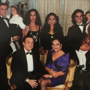 Lolita Instagram - Felicidades a los tres padres que hay en esta foto , mi padre #antoniogonzalezbatista mi hermano #antoniohonzalezflores y a mi ex marido padre de mis hijos @guillermofuriasse @albafloresoficial @elenafuriase @guillefuri , está era mi familia @rosarioficial , y felicidades a todos los padres hoy 19 de marzo feliz día, por cierto la maleta ha aparecido gracias a Dios .