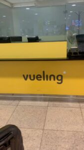 Lolita Instagram - Es de vergüenza , 35 minutos de retraso y encima me pierden la maleta y no hay nadie @vueling