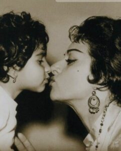 Lolita Instagram - Felicidades mamá, cuanto te echo de menos , hoy 21 de enero tú cumple , y el de tu nieto @_pedroaantonio_ te quiero mami , pásalo bien , canta baila y disfruta allí arriba , allí tienes a Ana y Mila que han subido últimamente , mi regalo es la función de poncia hoy en Mataró, ya sabes que te quiero , para mi la mejor la más eterna besos