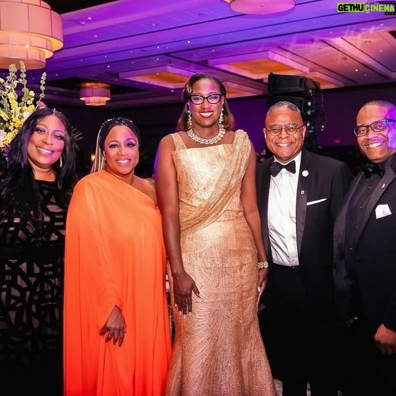 Loni Love Instagram - She is the 2nd woman and 9th President of @pvamu .. congratulations to President Dr. Tomikia P. LeGrande.. what a honor to host her Inauguration Scholarship Gala! We raised over $600,000 for student scholarships!!!! I love my school!!!! #womenshistorymonth #alumni #pvproducesproductivepeople πππ
