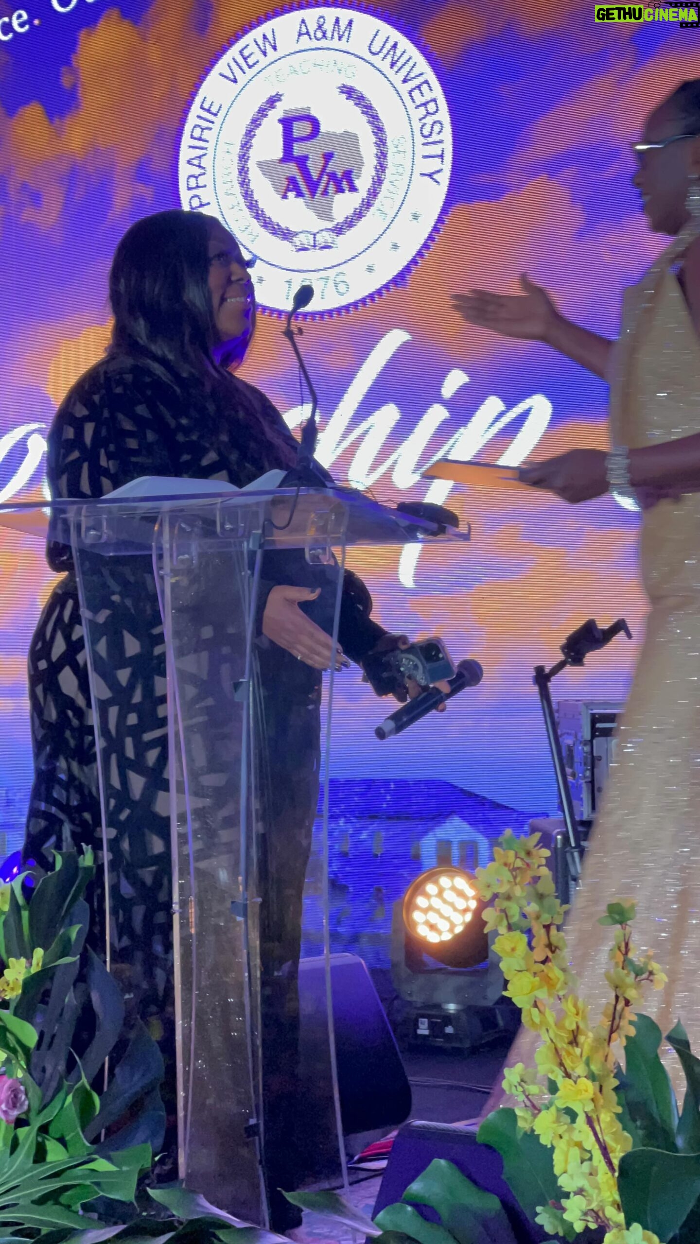 Loni Love Instagram - We had a time last night .. I was honored to be the host of the Presidential Inauguration Scholarship Gala!!! Over $1 million was raised to empower and assist @pvamu students. Congratulations to our 9th PVAMU President, Dr. LeGrande.. we are one!! Great to see my girls @terryellis @averysunshine #scholarshipgala #LegrandeEntrance #PVAMU #pv