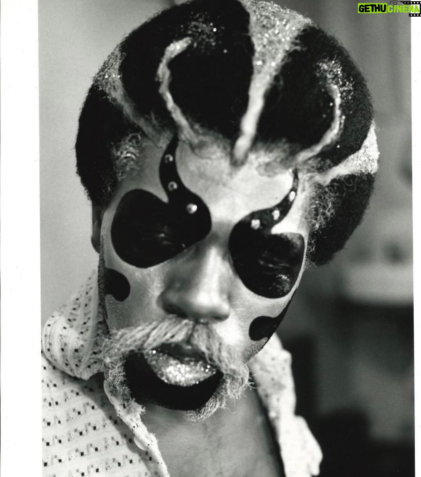 Loni Love Instagram - André Robin De Shields (born January 12, 1946) is an American actor, singer, dancer, director, and choreographer. He has received numerous accolades including an Emmy Award, Grammy Award, and Tony Award. He was the Original Wiz in the 1975 production of The Wiz. He won his first Tony after performing on broadway for 50 years. He still performs at the tender age of 78!! Follow him and give him his flowers @andre_deshields #broadway #history