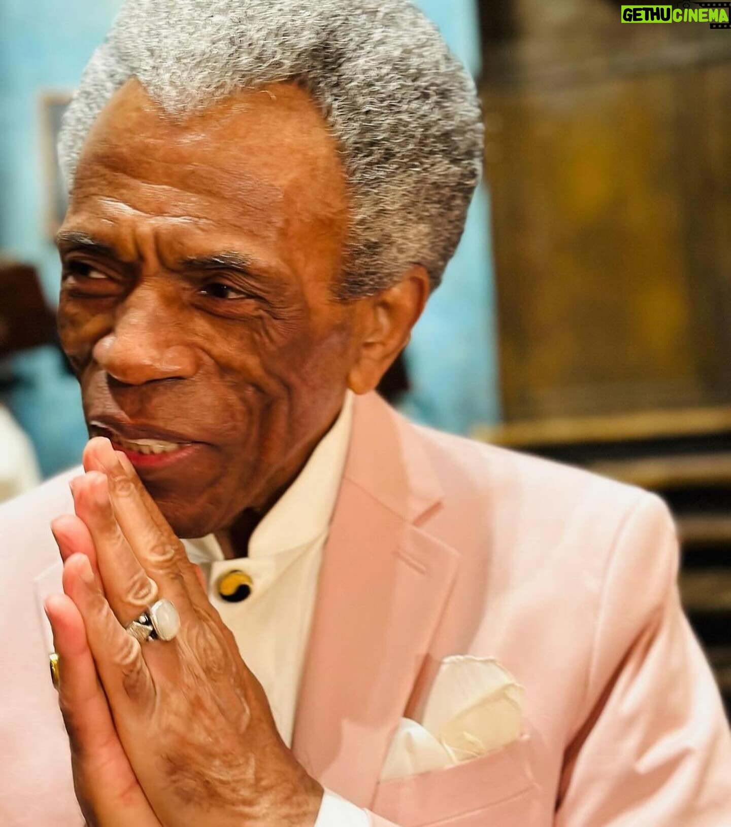 Loni Love Instagram - André Robin De Shields (born January 12, 1946) is an American actor, singer, dancer, director, and choreographer. He has received numerous accolades including an Emmy Award, Grammy Award, and Tony Award. He was the Original Wiz in the 1975 production of The Wiz. He won his first Tony after performing on broadway for 50 years. He still performs at the tender age of 78!! Follow him and give him his flowers @andre_deshields #broadway #history
