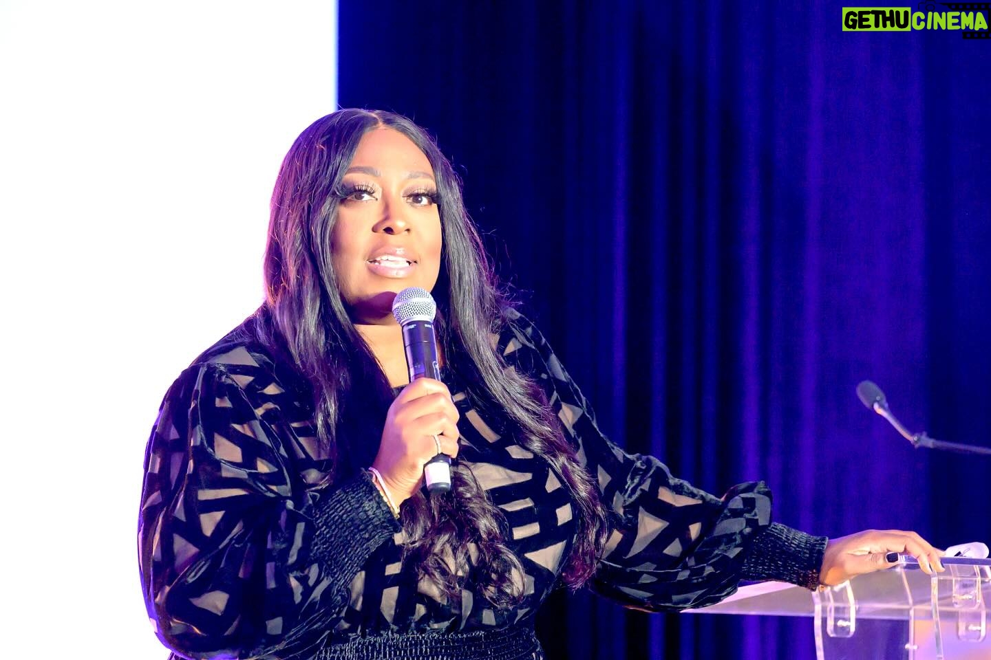 Loni Love Instagram - She is the 2nd woman and 9th President of @pvamu .. congratulations to President Dr. Tomikia P. LeGrande.. what a honor to host her Inauguration Scholarship Gala! We raised over $600,000 for student scholarships!!!! I love my school!!!! #womenshistorymonth #alumni #pvproducesproductivepeople πππ