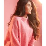 Lopamudra Raut Instagram - Bring back the winters ❄️❤️ Shot by @yngtj Makeup Artist: @nitutamang143 Hair Stylist: @farah_kadkotra Assistant:@bunty_acharya @dhruwang9 Studio: @mayra.fashion.studio #photo #winter #vibe