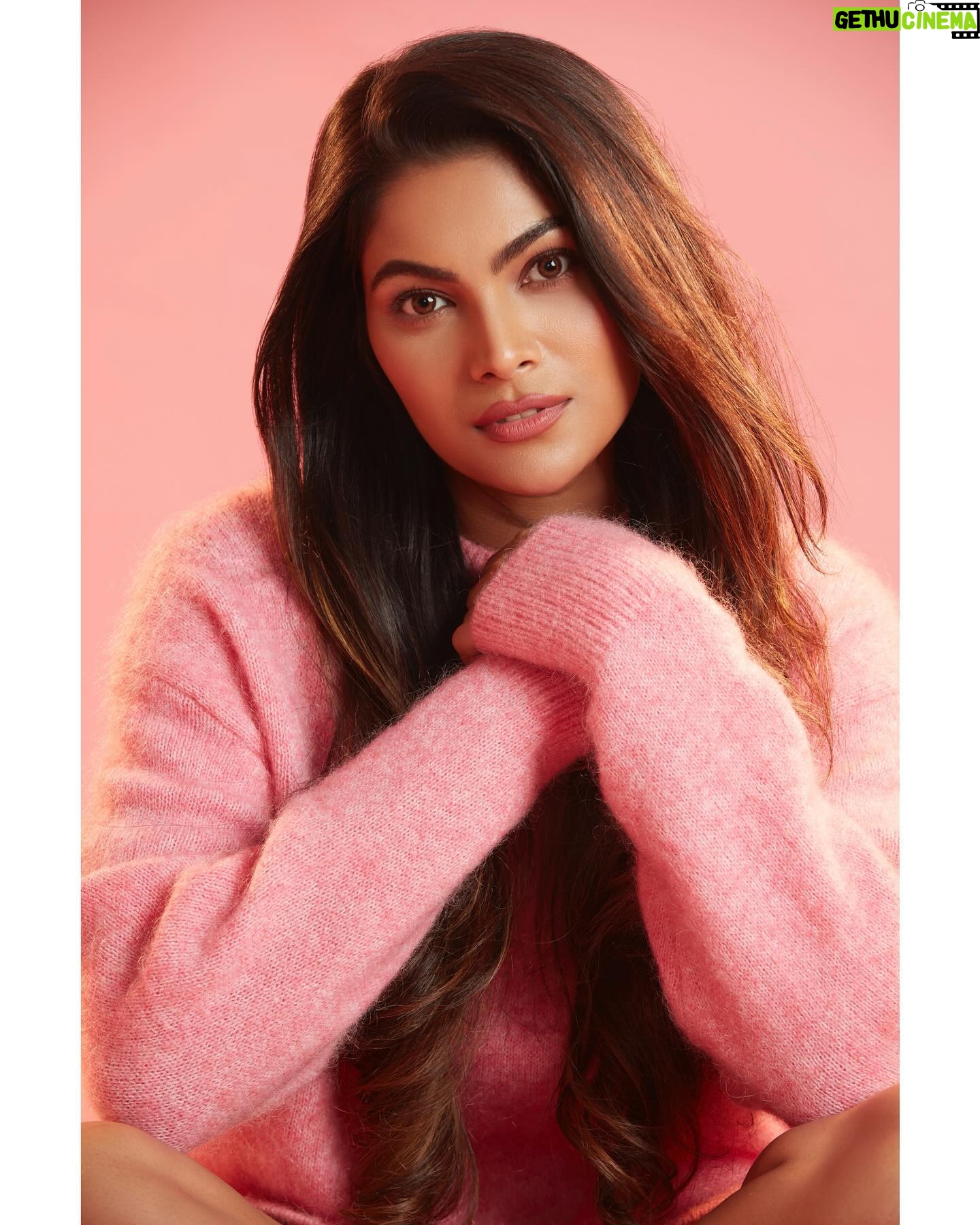 Lopamudra Raut Instagram - Bring back the winters ❄️❤️ Shot by @yngtj Makeup Artist: @nitutamang143 Hair Stylist: @farah_kadkotra Assistant:@bunty_acharya @dhruwang9 Studio: @mayra.fashion.studio #photo #winter #vibe