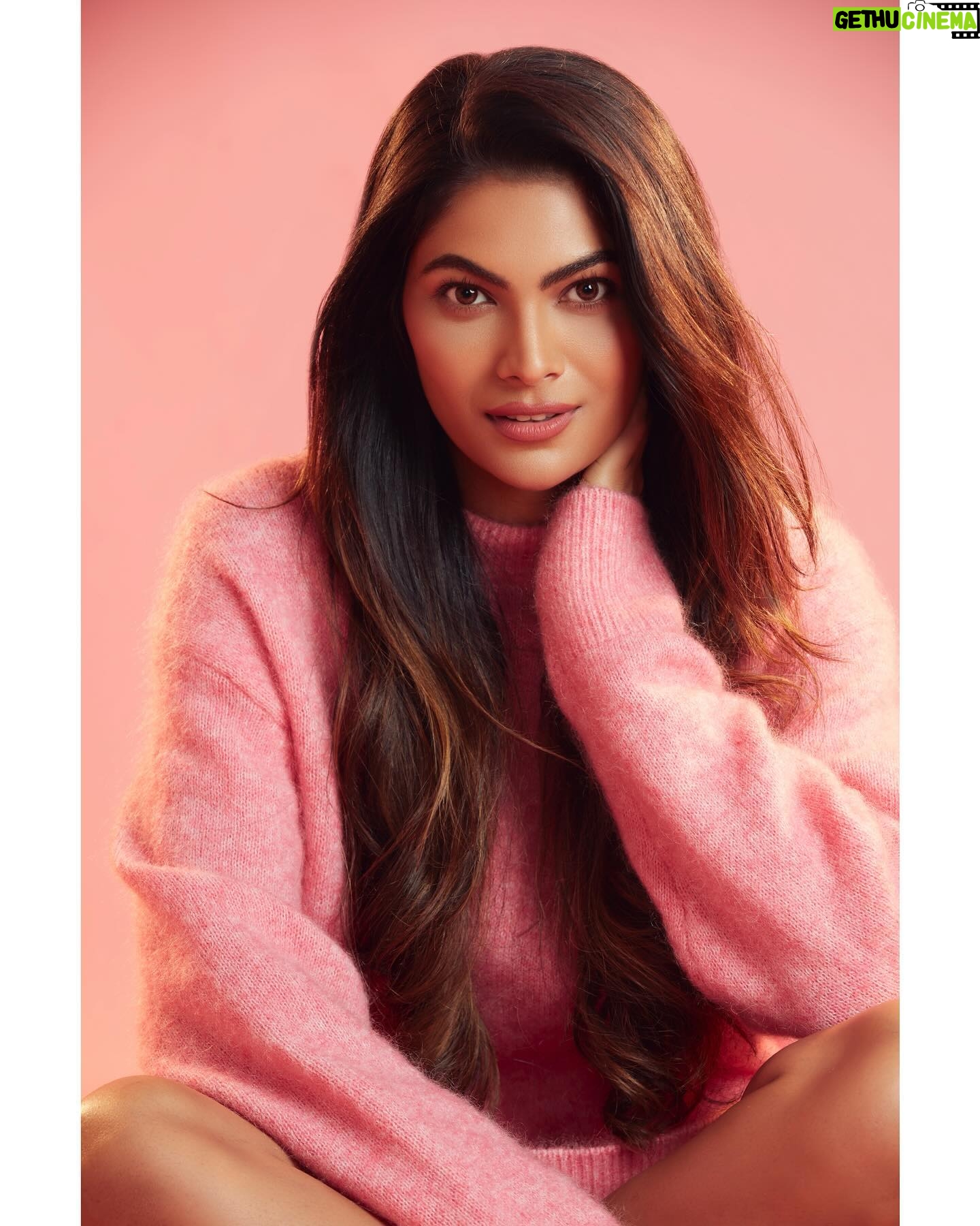 Lopamudra Raut Instagram - Bring back the winters ❄️❤️ Shot by @yngtj Makeup Artist: @nitutamang143 Hair Stylist: @farah_kadkotra Assistant:@bunty_acharya @dhruwang9 Studio: @mayra.fashion.studio #photo #winter #vibe