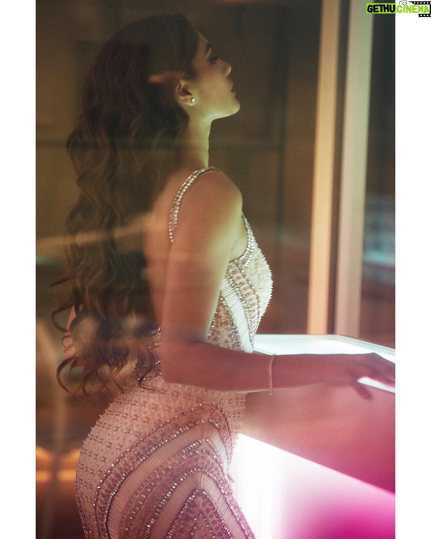 Lopamudra Raut Instagram - A martini, shaken not stirred !! Photographed by @shotbynuno makeup by @monashairandbeauty hair by @sunny_hairr @kavitaparmar_makeup_hair outfit by @sonaakshiraaj ✨ #jamesbond #photoshoot #portraitphotography