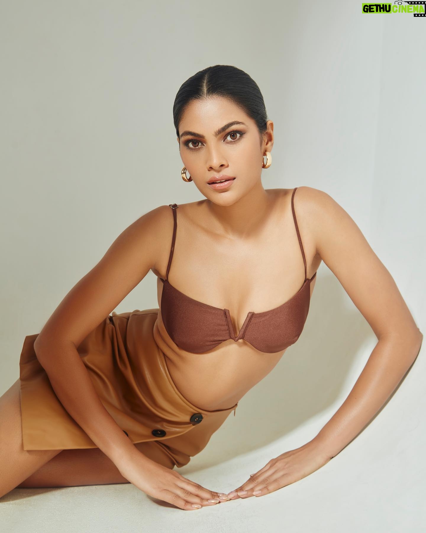 Lopamudra Raut Instagram - How’s my clean girl look ? 👱🏼♀️ shot by our very own superstar ⭐️@priyankknandwana Makeup Artist: @nitutamang143 Hair Stylist: @farah_kadkotra Assistant:@bunty_acharya @dhruwang9 Studio: @mayra.fashion.studio #photogtaphy #cleangirl