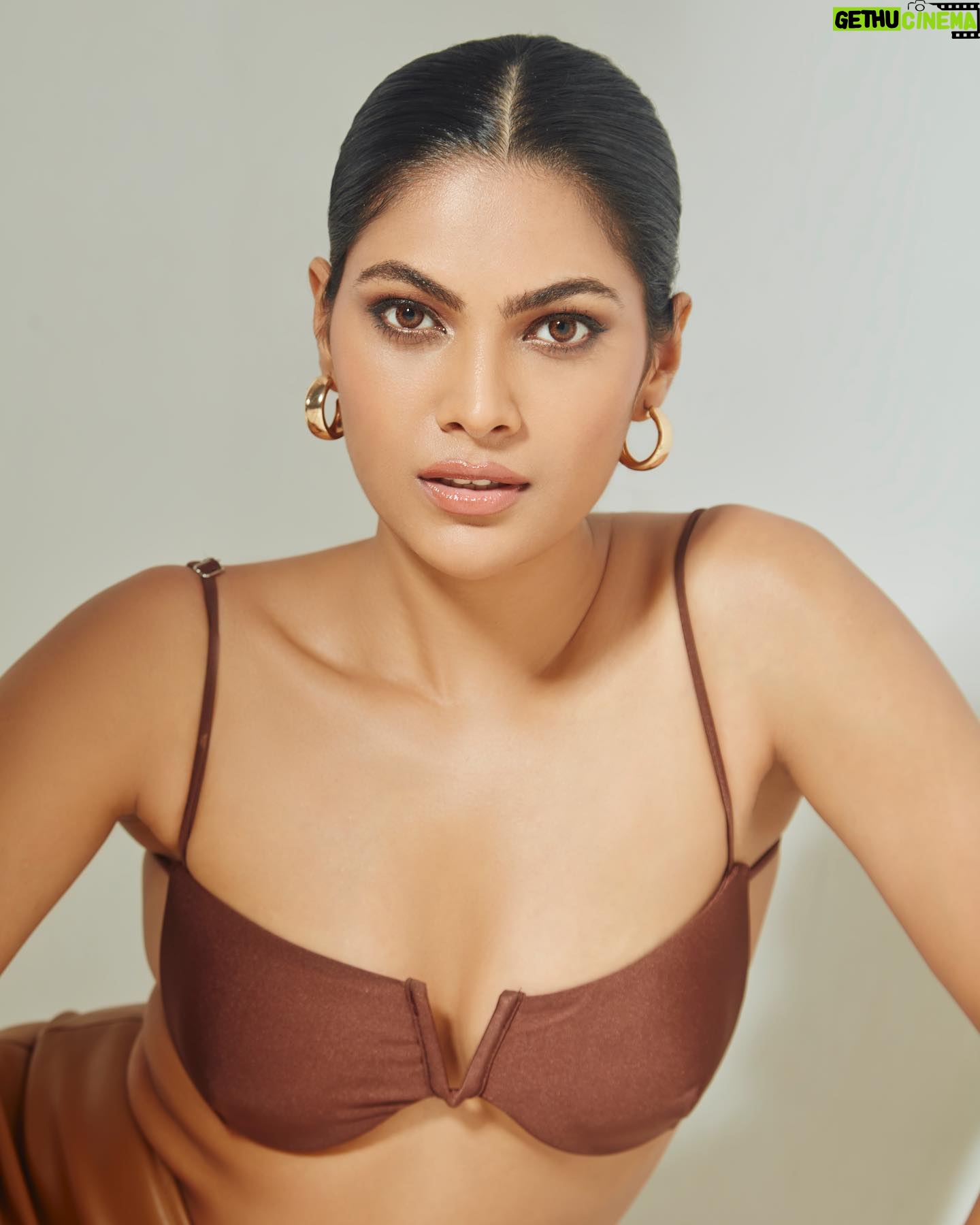 Lopamudra Raut Instagram - How’s my clean girl look ? 👱🏼♀️ shot by our very own superstar ⭐️@priyankknandwana Makeup Artist: @nitutamang143 Hair Stylist: @farah_kadkotra Assistant:@bunty_acharya @dhruwang9 Studio: @mayra.fashion.studio #photogtaphy #cleangirl
