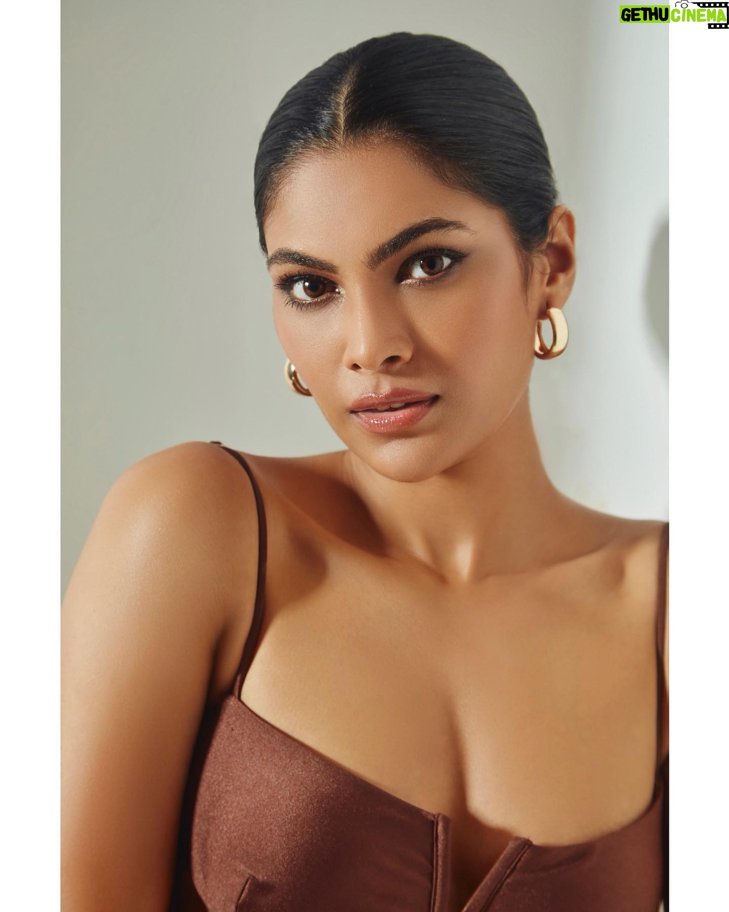 Lopamudra Raut Instagram - How’s my clean girl look ? 👱🏼♀️ shot by our very own superstar ⭐️@priyankknandwana Makeup Artist: @nitutamang143 Hair Stylist: @farah_kadkotra Assistant:@bunty_acharya @dhruwang9 Studio: @mayra.fashion.studio #photogtaphy #cleangirl
