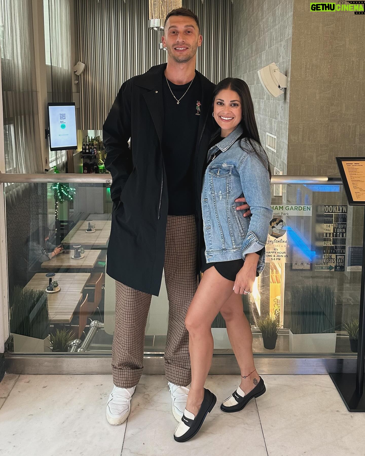 Loren Brovarnik - 18.8K Likes - Out in the burbs ✌🏼
#teambrovarnik #weekend #nyc