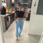 Loren Brovarnik Instagram - Crop top and baggy pants. A memoir. #momfluencer #90dayfiance #90dayfiancehappilyeverafter #nofilter #momwardrobe