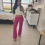 Loren Brovarnik Instagram – Crop top and sweatpants. Feeling it. 
#momfluencer #vibe #3kidsin3years