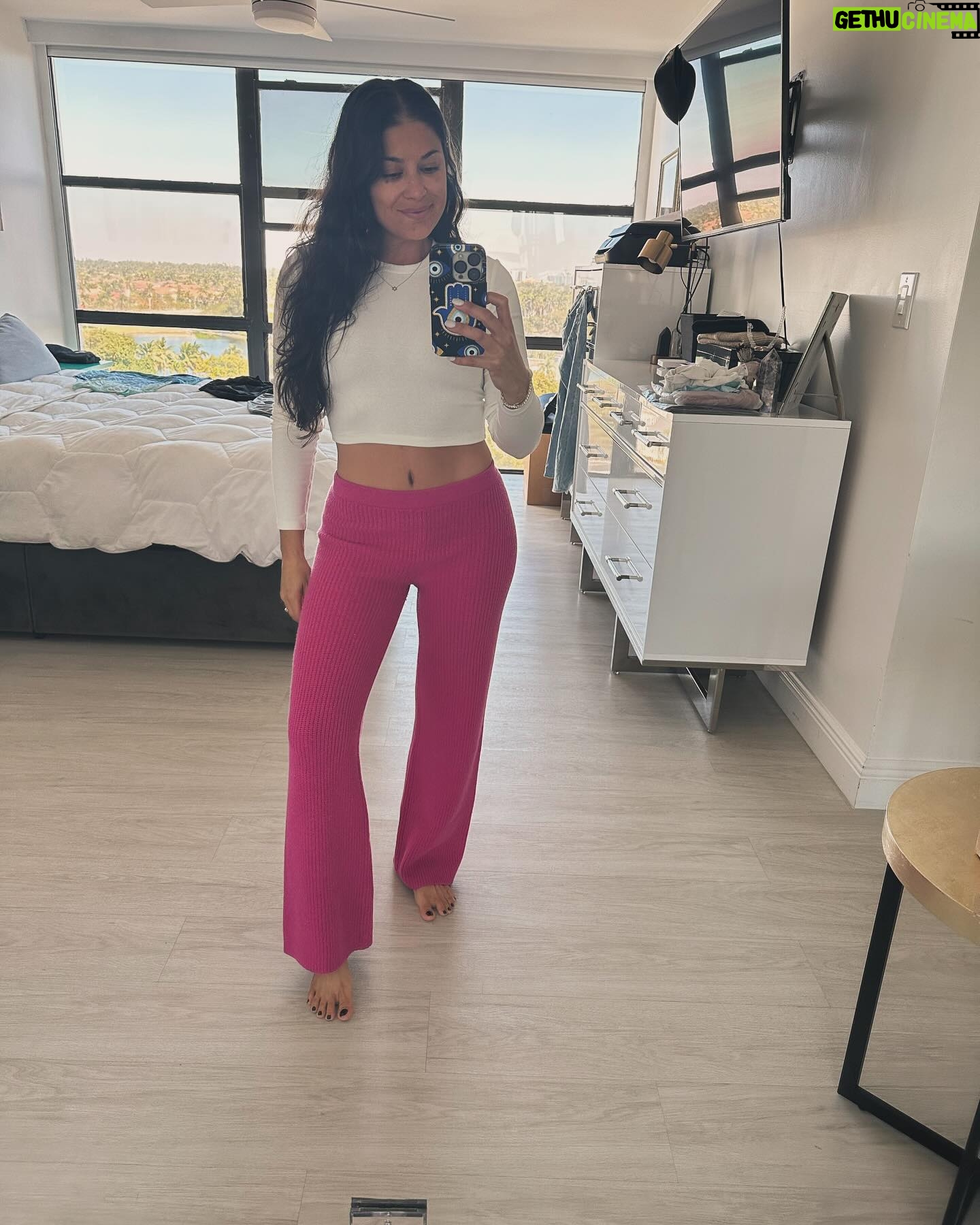 Loren Brovarnik Instagram - Crop top and sweatpants. Feeling it. #momfluencer #vibe #3kidsin3years
