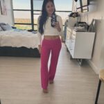 Loren Brovarnik Instagram – Crop top and sweatpants. Feeling it. 
#momfluencer #vibe #3kidsin3years