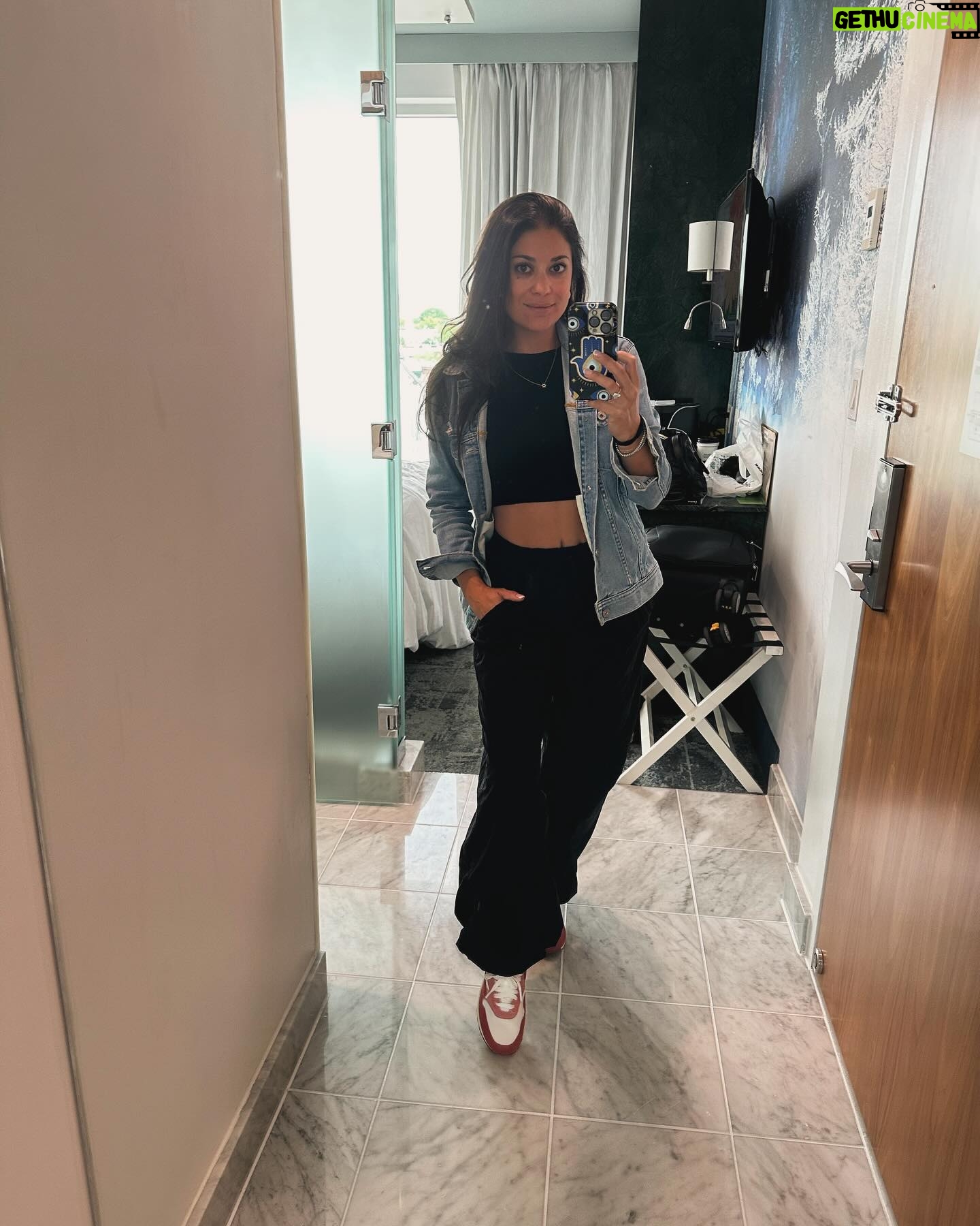 Loren Brovarnik - 18.8K Likes - Out in the burbs ✌🏼
#teambrovarnik #weekend #nyc